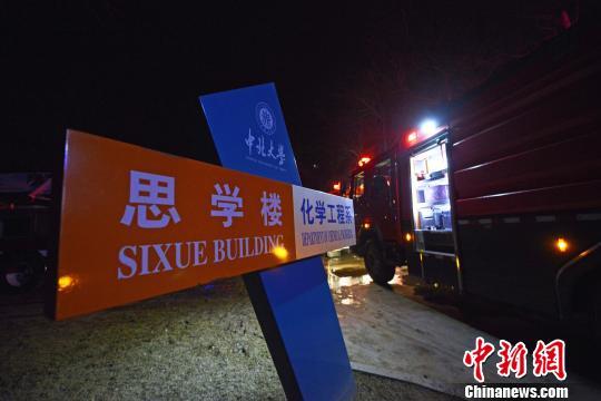 消防车在事发现场。　武俊杰 摄